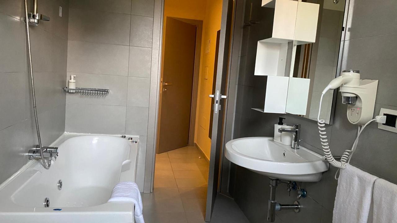 Victoria Hotel Помільяно-д'Арко Екстер'єр фото